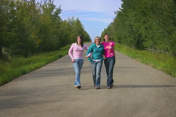 Meisjes lopen samen — Stockfoto