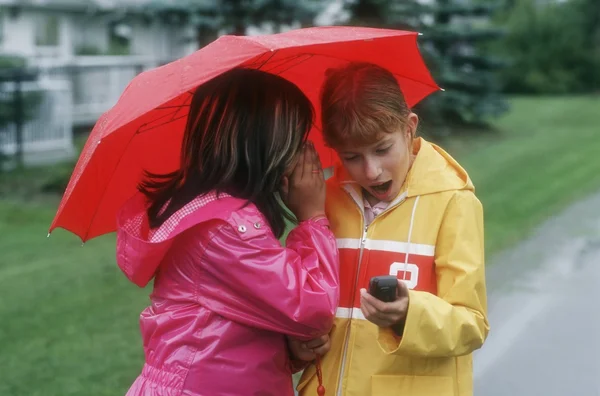 Kinderen in de regen — Stockfoto