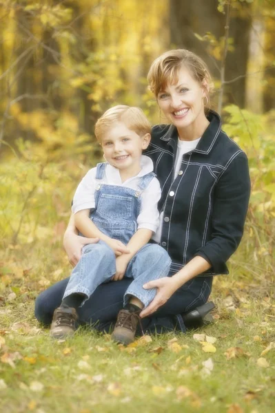 Porträt von Mutter und Sohn — Stockfoto