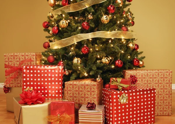 Christmas Tree With Presents Underneath — Stock Photo, Image