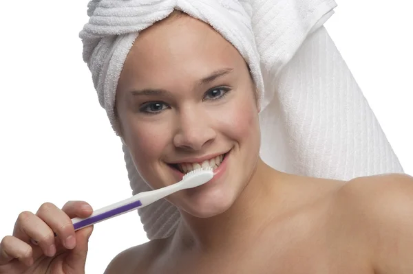 Mujer cepillarse los dientes — Foto de Stock