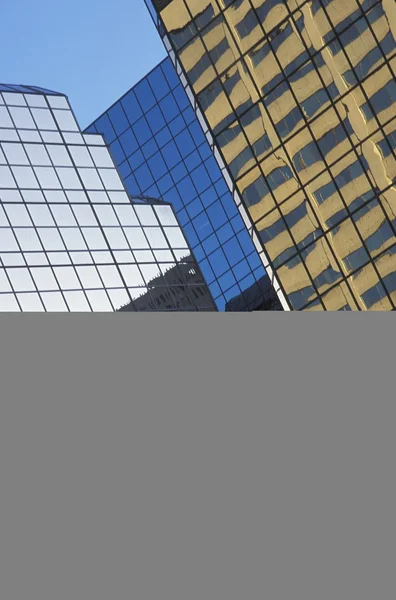 Budynki ze szkła i refleksje — Zdjęcie stockowe