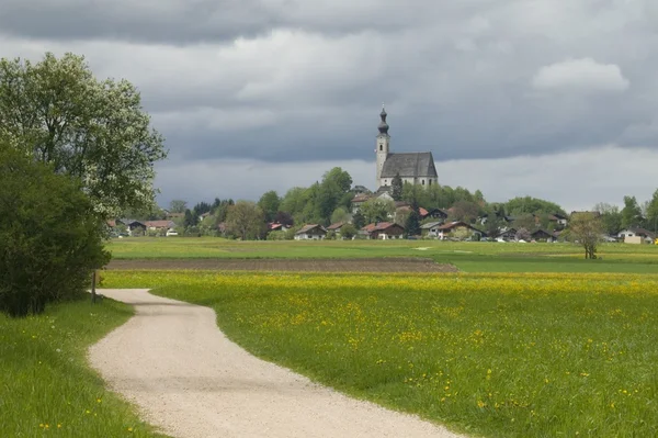 Näkymä kirkkoon vihan kylässä, Baijeri, Saksa — kuvapankkivalokuva
