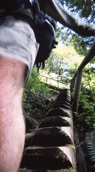 Randonneur descendant un escalier — Photo