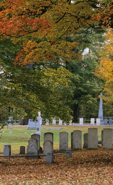 Viejo cementerio en otoño — Foto de Stock