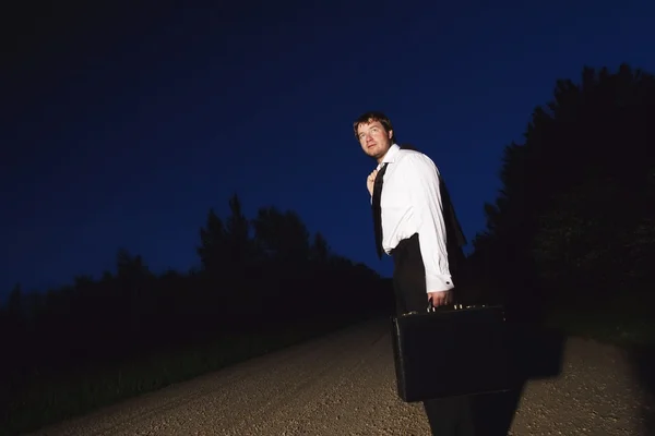 Una persona de negocios en una carretera de grava — Foto de Stock