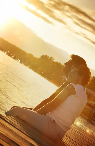 Couples regardant sur l'eau — Photo