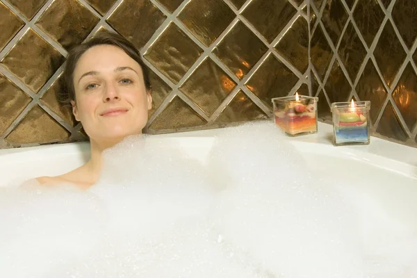 Mujer tomando un baño de burbujas — Foto de Stock