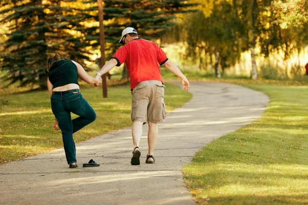 Par går en promenad — Stockfoto