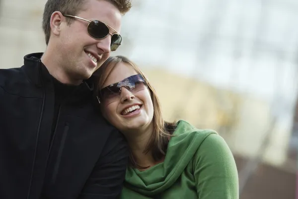 Couple avec des lunettes de soleil tendance — Photo