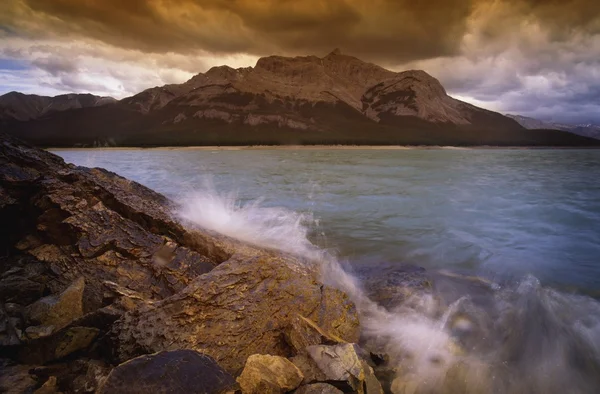 Montañas y un cuerpo de agua —  Fotos de Stock