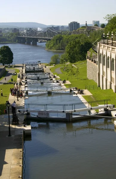 Canal, Locks And Distant Skyline — Stock Photo, Image