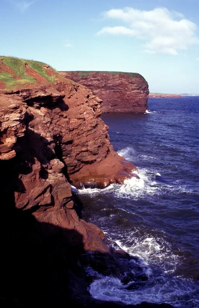 岩石的悬崖和海岸线 — 图库照片