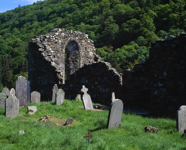 Grafstenen en ruïnes, historische glendalough klooster — Stockfoto