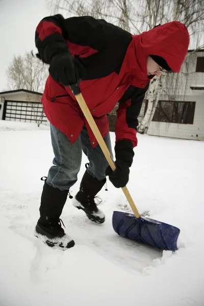Человек, убирающий снег — стоковое фото