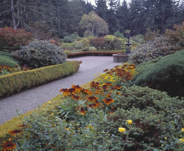 Plaza rempli de fleurs et d'arbustes — Photo