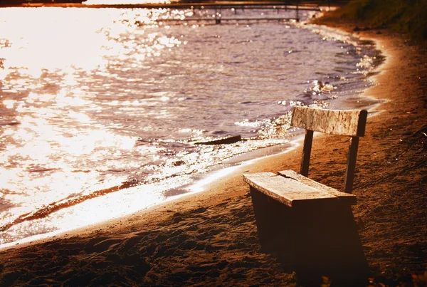 Скамейка на берегу — стоковое фото