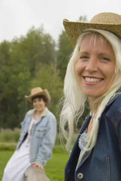 Dvě cowgirls na ranči — Stock fotografie