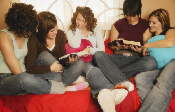 Gruppo di adolescenti che leggono insieme — Foto Stock