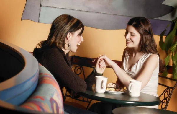 Girlfriends Talk About Engagement — Stock Photo, Image