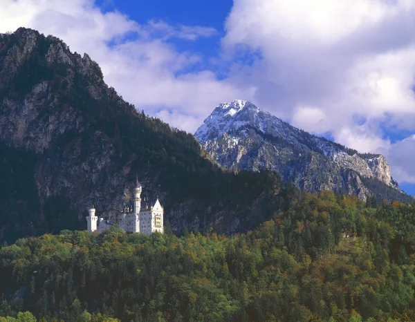 Neuschwannstein, sprookjeskasteel gebouwd door mad koning ludwig van Beieren — Stockfoto