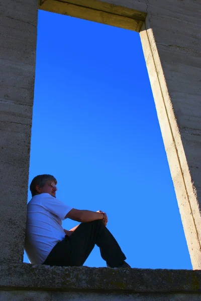 Açık kenarında oturan adam — Stok fotoğraf