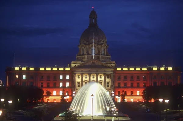 Alberta lagstiftande församling på natten, edmonton, Kanada — Stockfoto