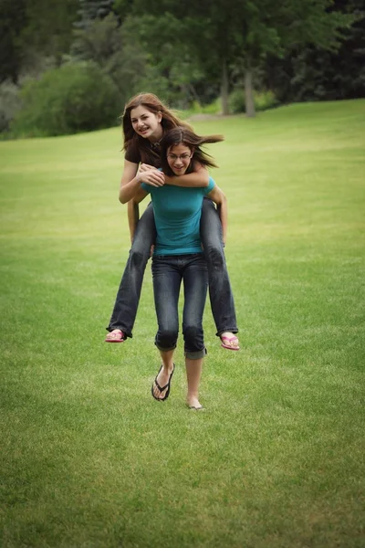 Two Friends In The Park — Stock Photo, Image