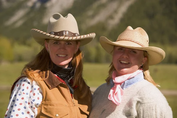 Zwei Frauen in westlicher Kleidung — Stockfoto