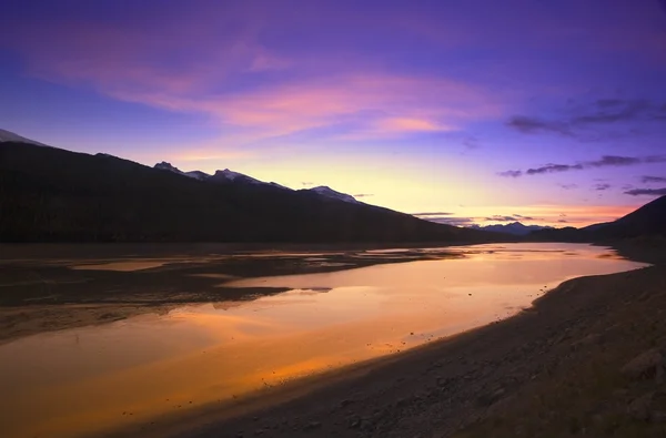 Medicína jezera v národním parku jasper při západu slunce — Stock fotografie