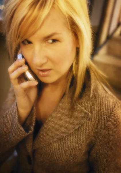 Kvinna pratar i mobiltelefon — Stockfoto