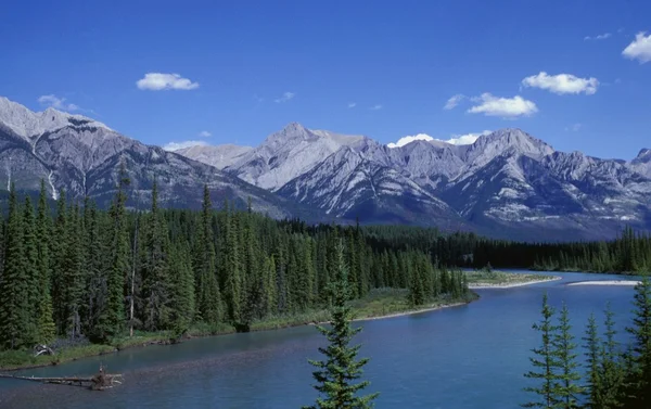 Montagna e lago — Foto Stock