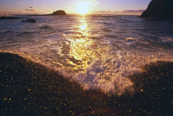 Sonnenuntergang über Wellen, Yaquina-Strand, Pazifikküste — Stockfoto