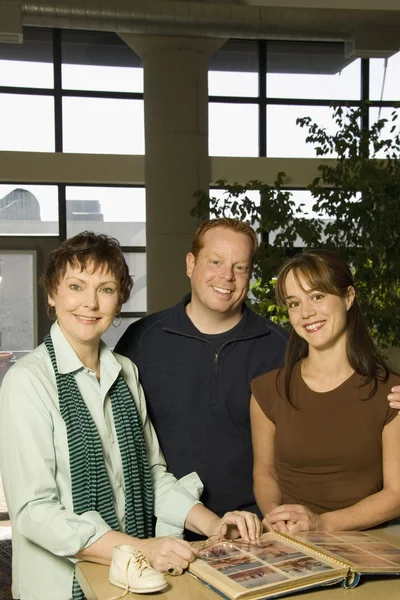 Familie lächelt — Stockfoto