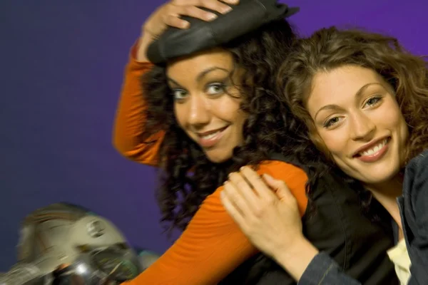 Zwei Frauen auf einem Motorrad — Stockfoto