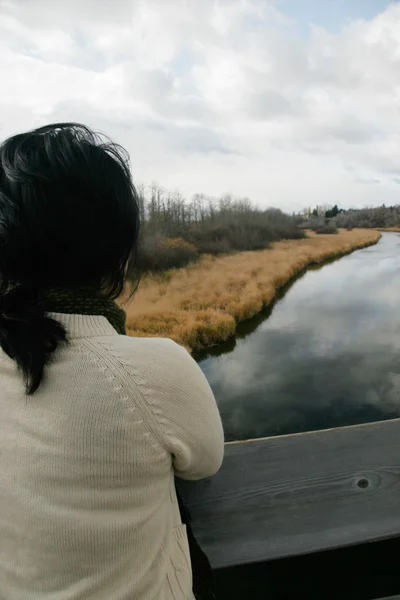 Frau blickt über eine Brücke — Stockfoto