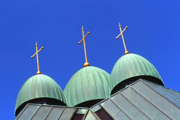 Kilise bir binanın tepesinde — Stok fotoğraf