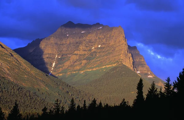 Soluppgång på dammiga stjärnaberg, Glaciärnationalpark — Stockfoto