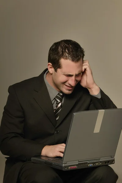 Zakenman met laptop computer — Stockfoto