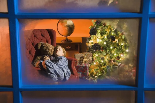 Kind in slaap op kerstavond — Stockfoto