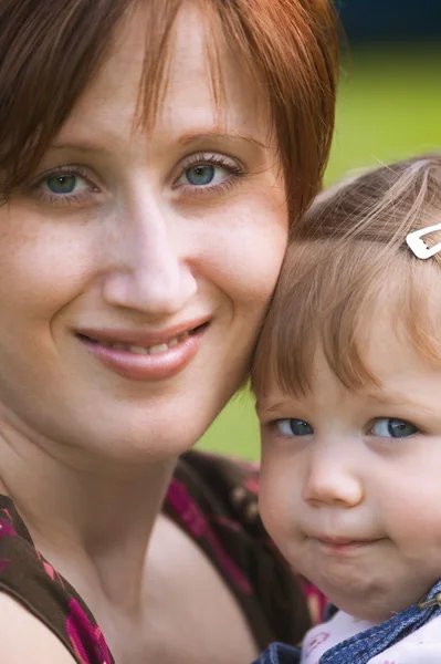 Porträt von Mutter und Tochter — Stockfoto