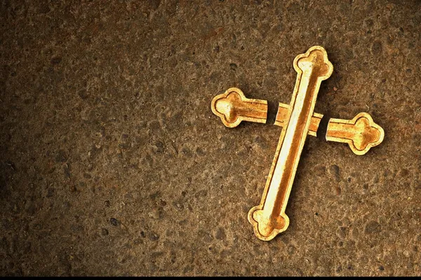 Ein beschädigtes goldenes Kreuz — Stockfoto