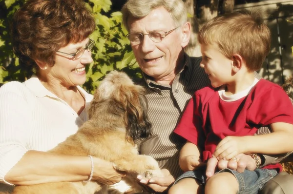 Familie besteedt tijd samen — Stockfoto