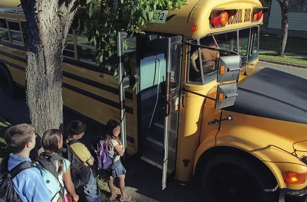 Děti načítání školní autobus — Stock fotografie