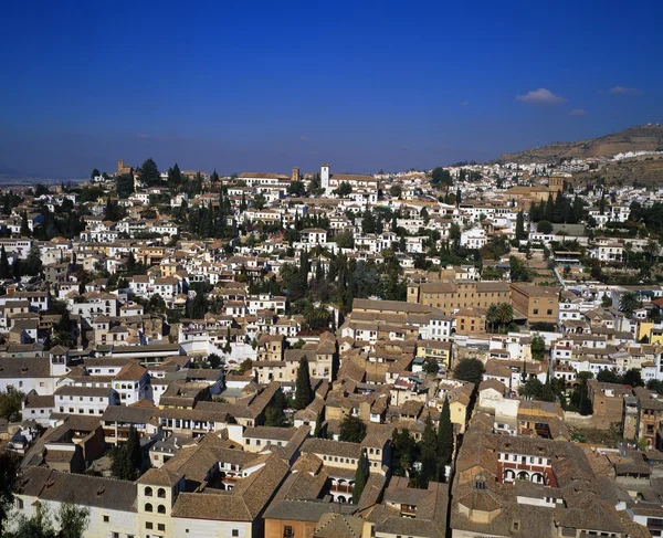 Вид на испанский город Гранада, вид из дворца Альгамбра — стоковое фото
