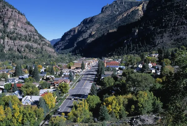 Vista lejana de un pueblo en las montañas — Foto de Stock