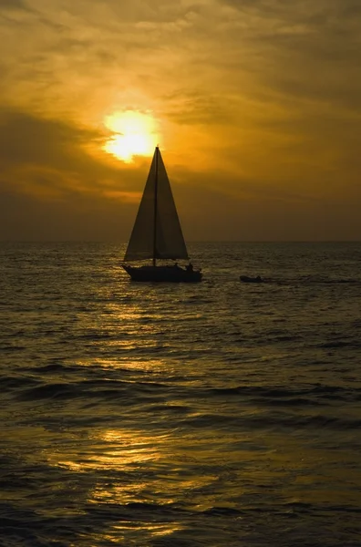 日落时的帆船 — 图库照片