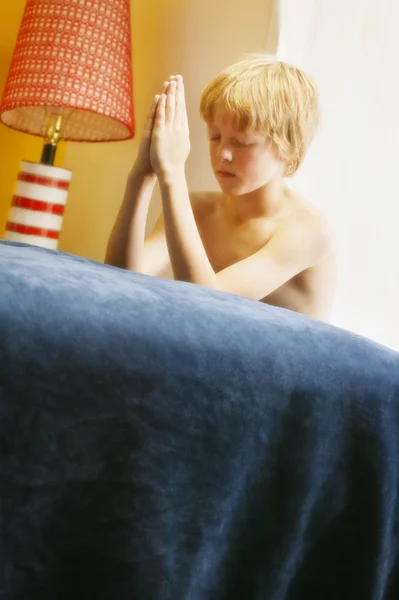 Child Prays At His Bedside — Stock Photo, Image