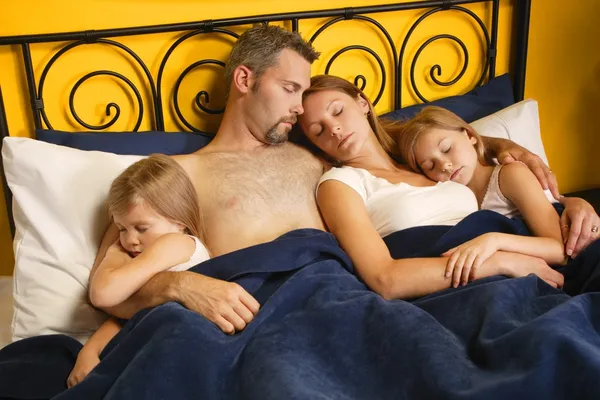 Une jeune famille fait une sieste — Photo