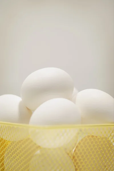 Korb mit Eiern — Stockfoto